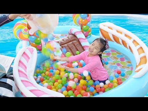 더울때는 물놀이가 최고에요!! 서은이의 대형 사탕 튜브 물놀이 캔디 볼풀 Giant Candy Tube