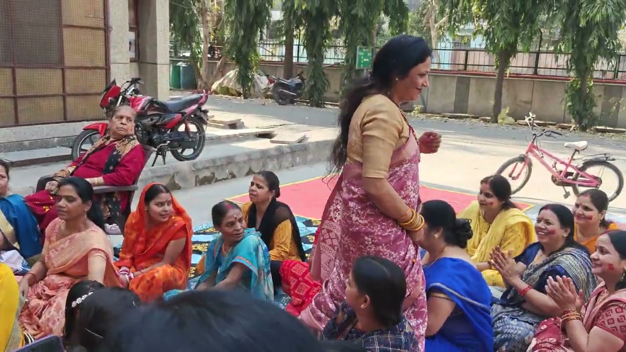 Radhe radhe🙏👌😀🌹sakhiyo ke sath Holi🥰😅 ki dhoom😀🌺❤️ bhajan ke sath dance, 😀 tum aaiyo fagun me