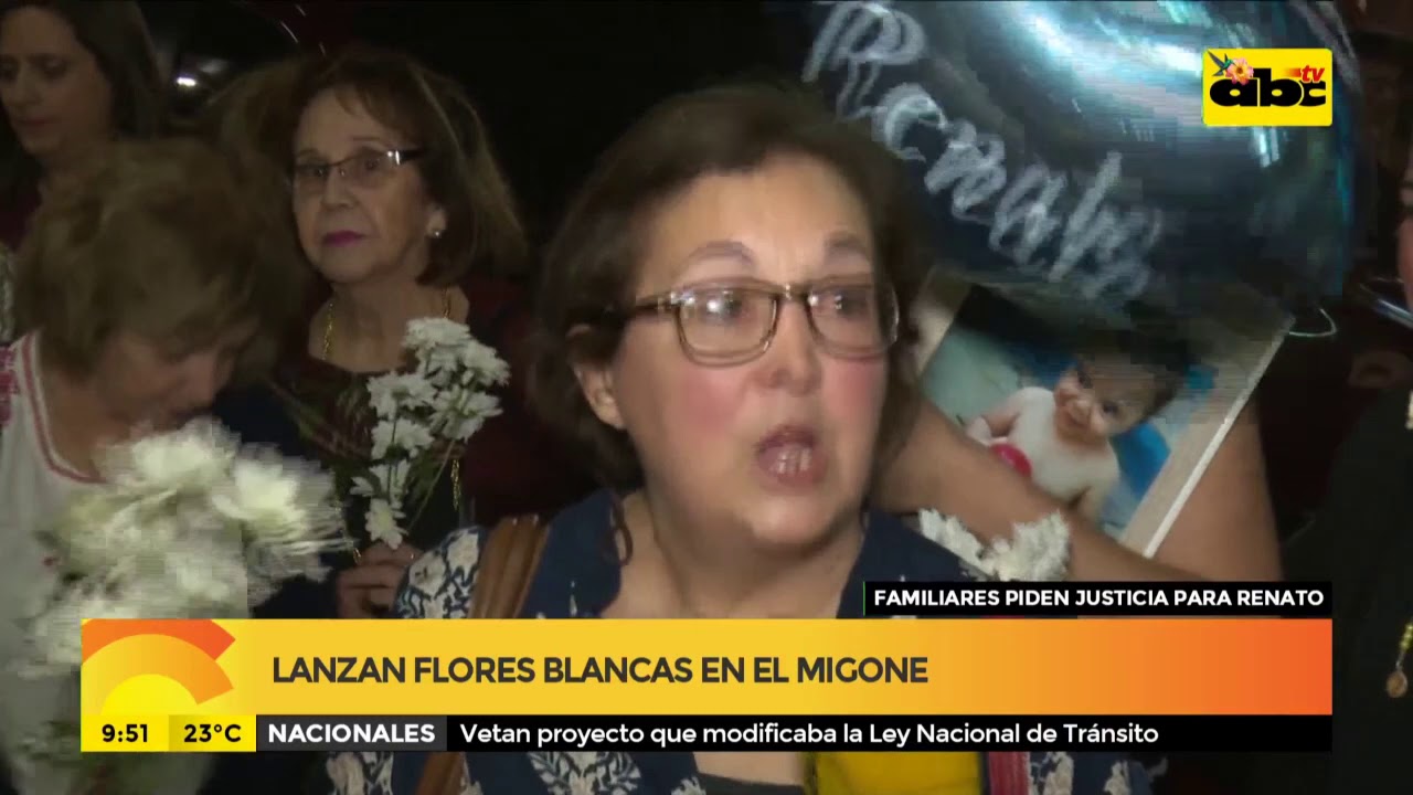 Lanzan flores blancas en el Migone
