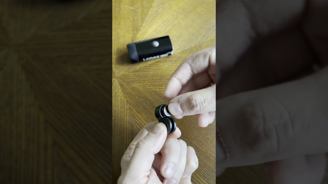 Mocowanie lampki Lezyne 500XL na uchwycie Garmin. 