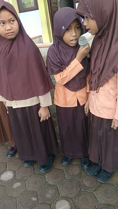 Menyanyikan lagu wajib Nasional Sorak Sorak bergembira Part I