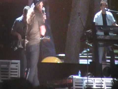 Trace Adkins CMA Music Fest 2009 " Honkytonk Badonkadonk"