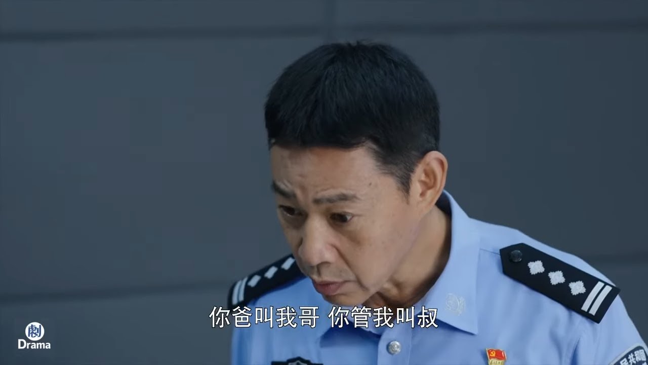 富二代打人進派出所，見到老民警就上前攀關系，誰料老民警回懟太解氣