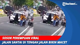 Sosok Perempuan Viral Jalan Santai di Tengah Jalan Bikin Macet | Disebut Alami Depresi