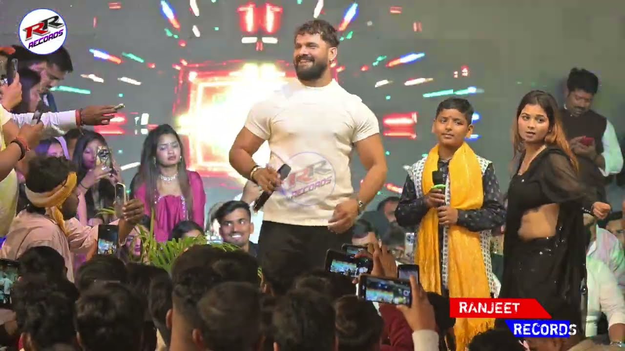 एक छोटा सा लड़का खेसारी लाल यादव का कपड़ा उतरवा दिया #KhesariLalYadav स्टेज शो गोपालगंज #videos