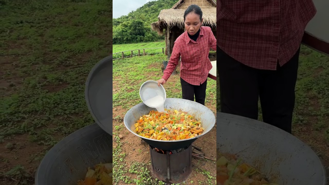 ការីសាច់មាន់មួយខ្ទះត្នោតធំ ធ្វើចែកអ្នកភូមិ