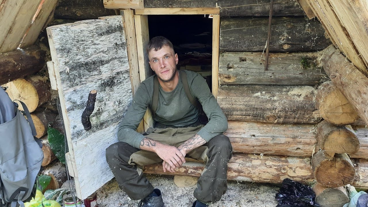 ТАЙГА,+31С. СТРОЮ ЗИМОВЬЁ ИЗ ВЕТРОВАЛА.УТЕПЛЯЮ ДВЕРЬ, НАКРЫВАЮ КРЫШУ ...