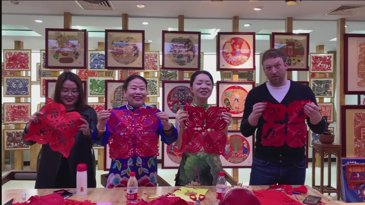 British man learns traditional Chinese paper-cutting