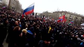 Мирный митинг в Донецке 1 марта 2014 года возле ОГА