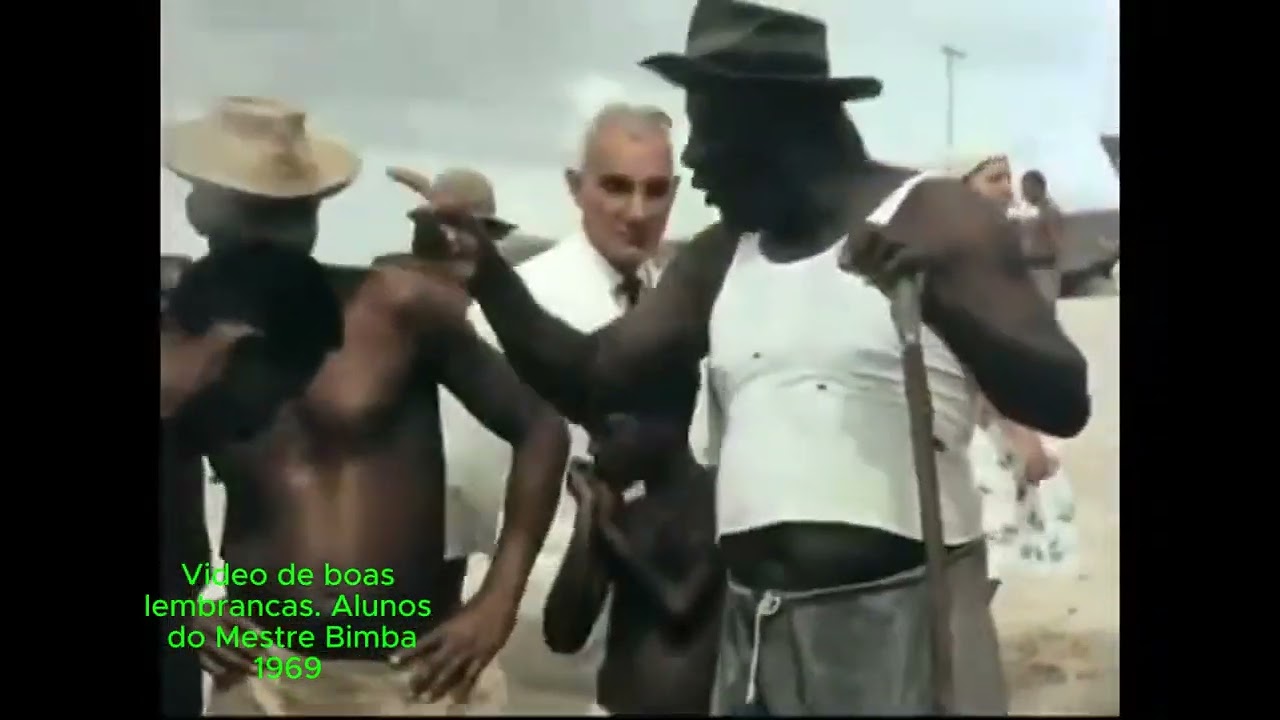 Esse vídeo mostra um grupo de alunos do Mestre Bimba divulgando a Capoeira 1969