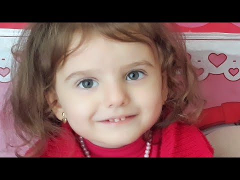 جدو حفظني ياها بطريقته وماما عم تصورني وانا مالي منتبهة انو اختي عم تلعب بشعراتي
