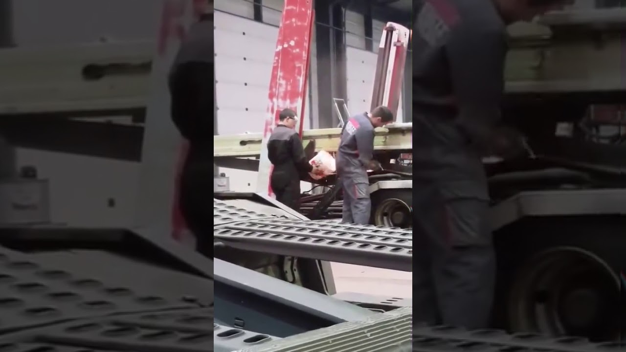 Работник Собирает искры от болгарки - YouTube