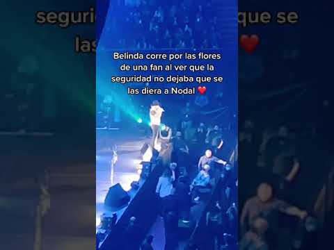 Belinda entregó a Nodal flores de fan en concierto