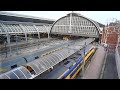 アムステルダム中央駅の列車とトラム