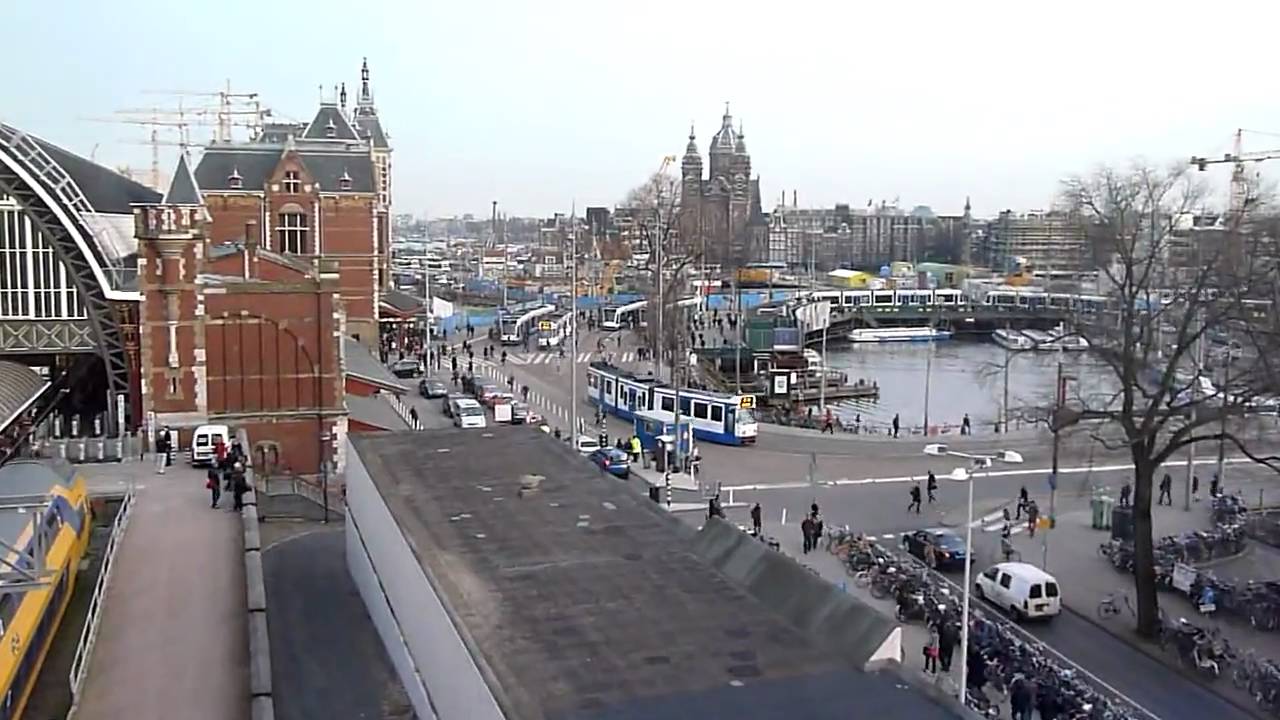 アムステルダム中央駅の列車とトラム Youtube