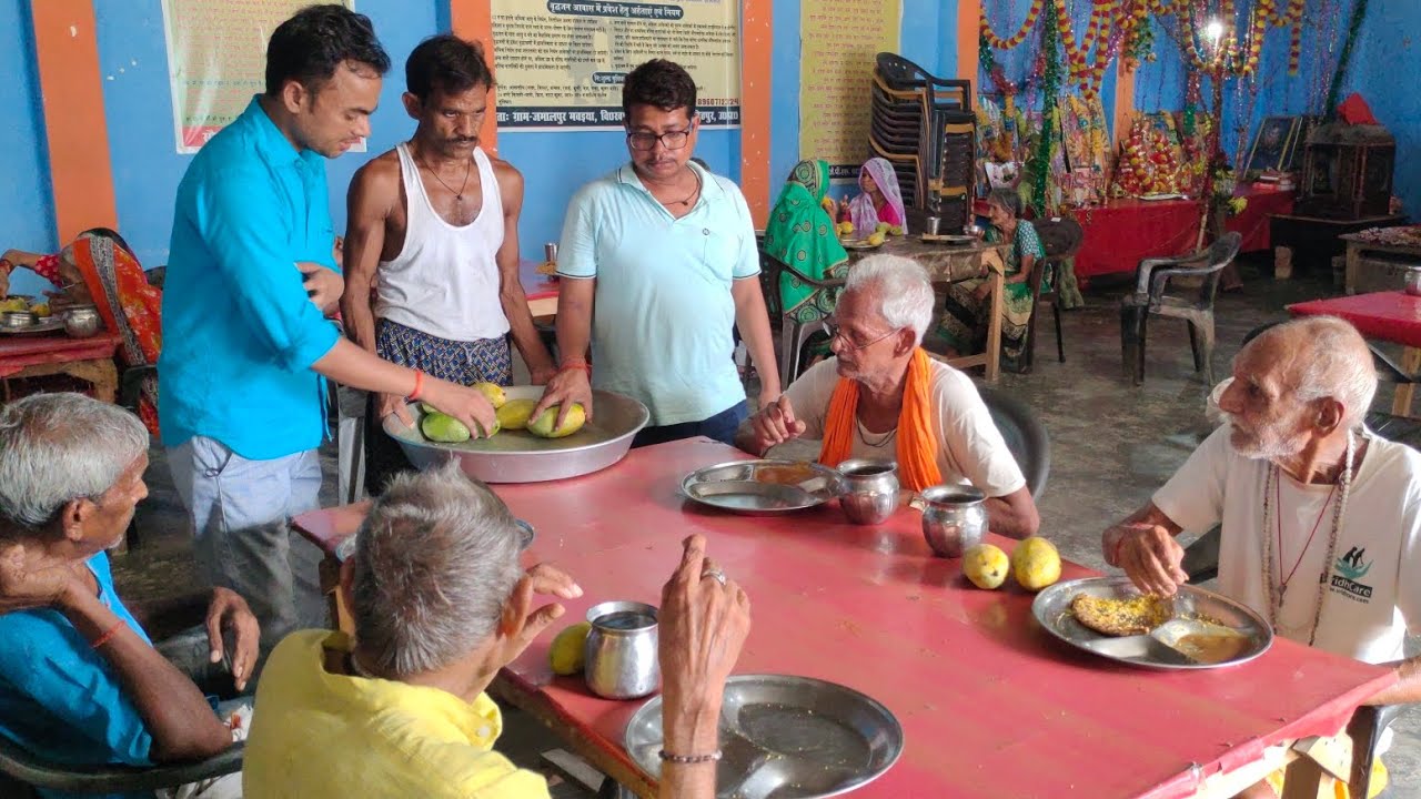 Fatehpur Old Age Home ke Bujurg Mata pita ko guru purnima par Aam Manggo diye gye