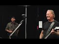 Capture de la vidéo James Hetfield Laughs At Lars Ulrich Struggling To Play An Easy Drum Fill