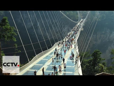 В Китае открылся самый длинный и высокий стеклянный мост в мире