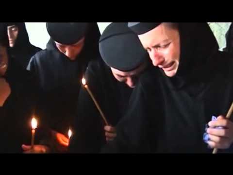 ეშმაკის განდევნის რიტუალის დაწყებამდე მოძრვარს მონაზონი შემოაკვდა