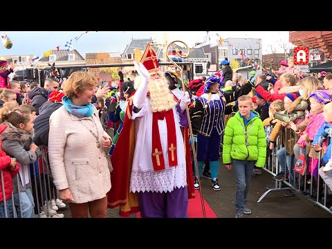 Sinterklaas zet voet aan wal in Alphen aan den Rijn