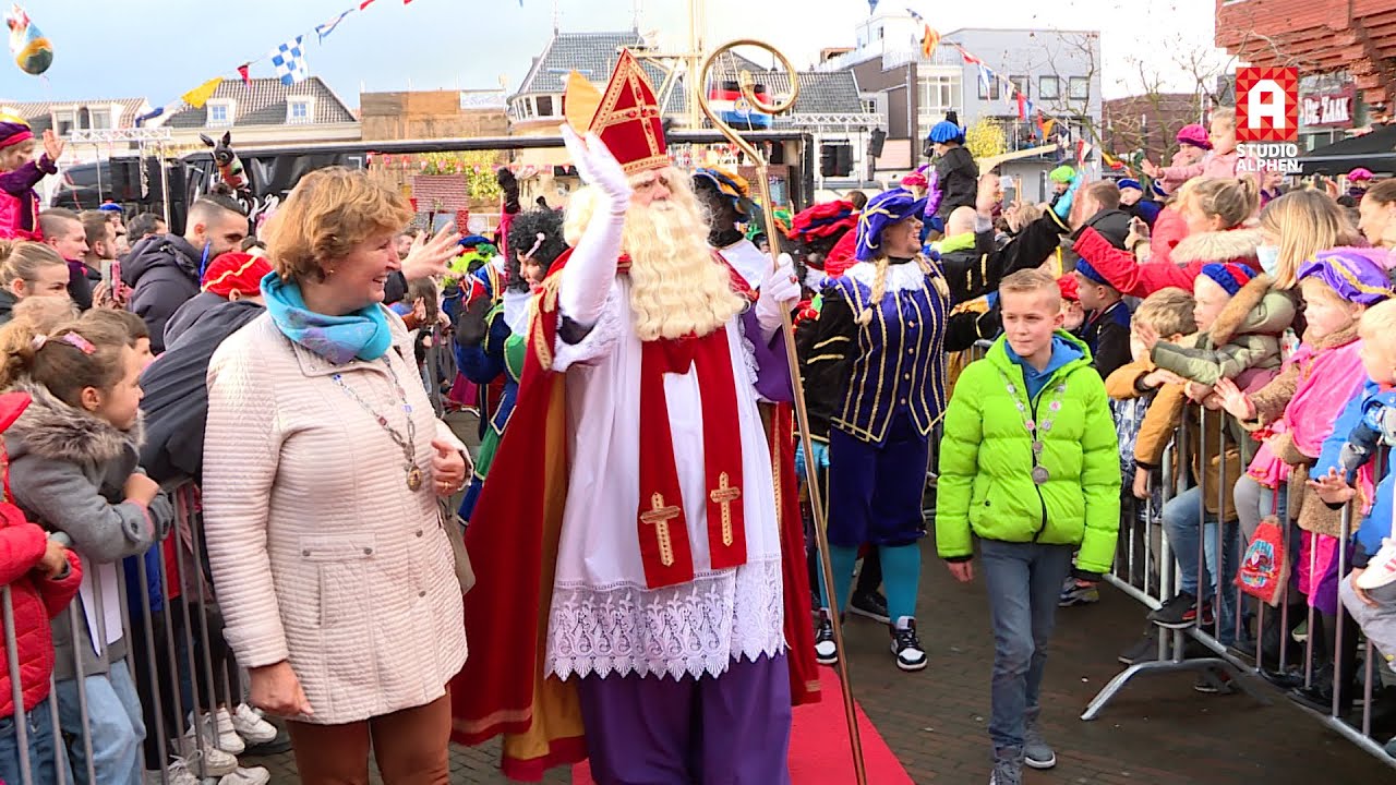 Sinterklaas zet voet aan wal in Alphen aan den Rijn
