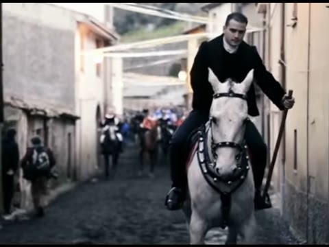 فيديو: مهرجان Palio of Siena لسباق الخيول ومهرجان في توسكانا