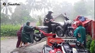 story WA pekerja keras 30 detik, berjuang tanpa mengenal hujan deras #kompomotorwonosobo