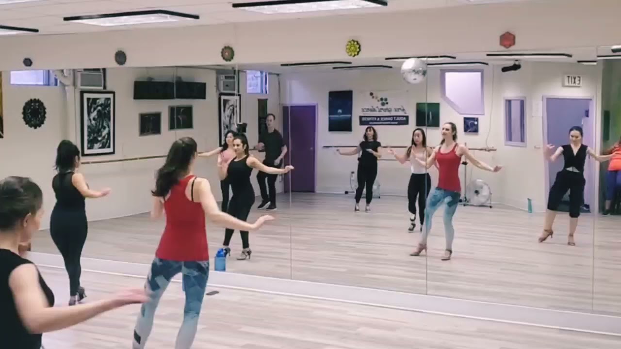 Salsa Caleña Footwork (Colombian Style Salsa) at Free Spirit Dance