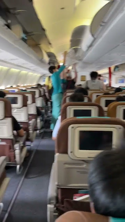 Suasana di dalam pesawat garuda indonesia