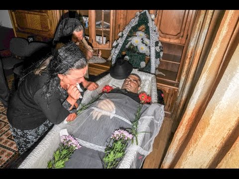 Video: Este Obligatoriu Să Atârnați Oglinzi La înmormântări: O Vedere Ortodoxă