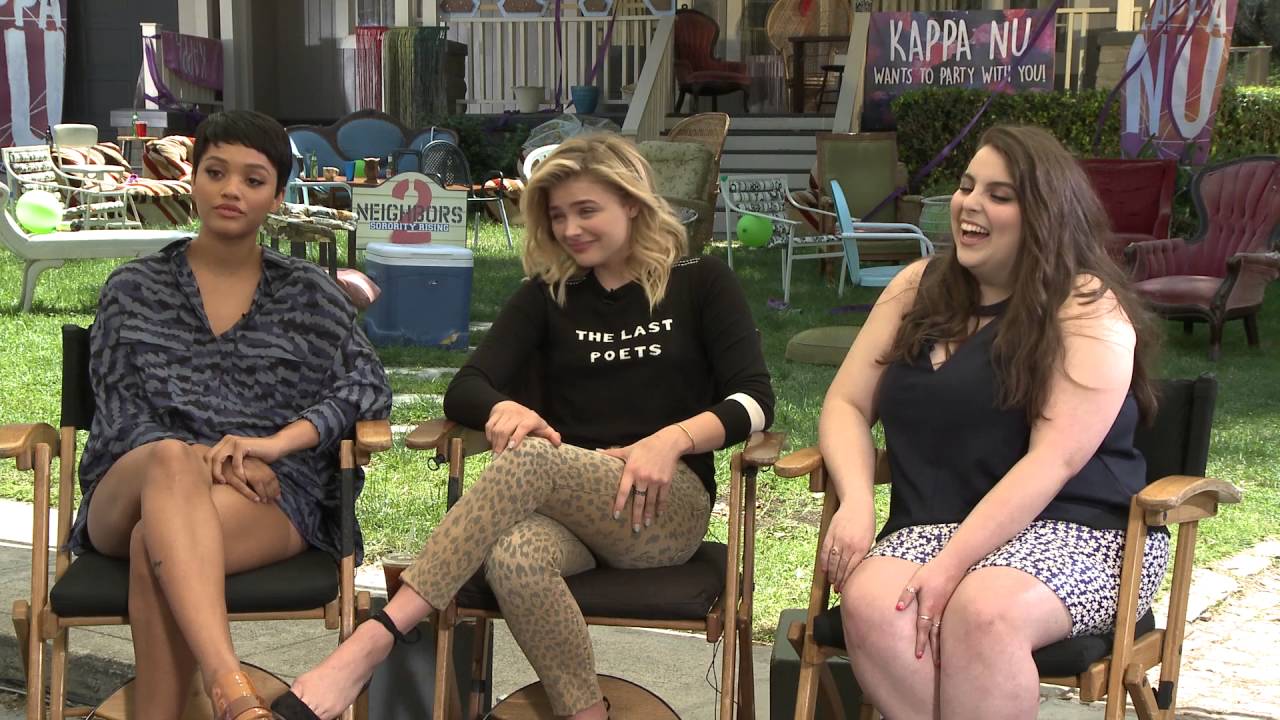Chloe Grace Moretz, Beanie Feldstein & Kiersey Clemons Awkwardly Dance To No Music in NEIGHBORS 2