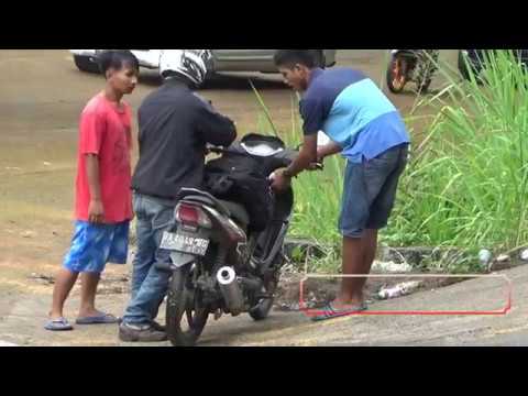 KUMPULAN MOBIL  KECIL  YANG TIDAK LANCAR SAAT MENAIKI 