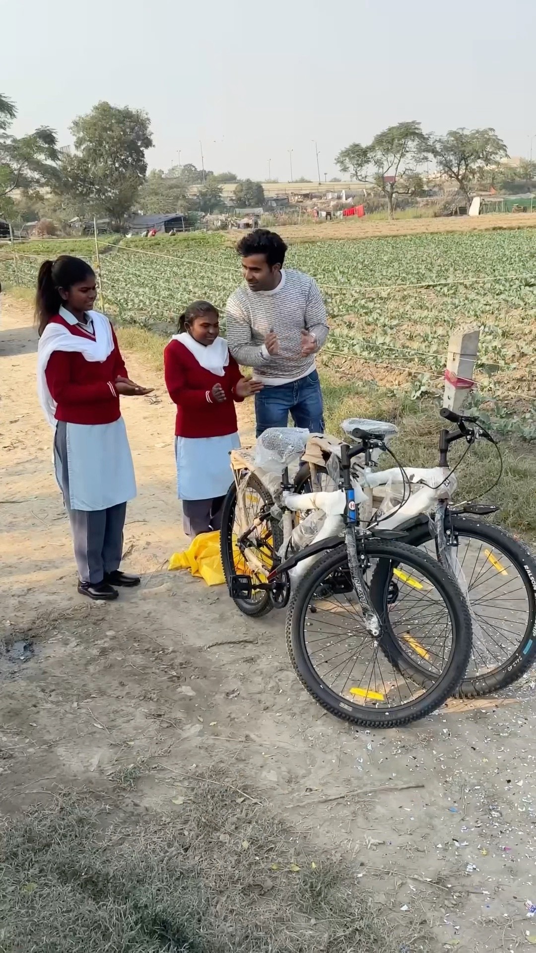 बहनो की मजबूरी ?#humanity #respect #helping #trending #viralvideo #youtubeshorts