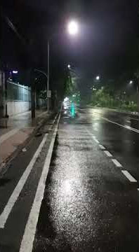 Suroboyo Piye KabarE:Suasana Malam Jalan Raya Darmo Di Kota Surabaya Nampak Sepi Bagaikan Kota Mati.