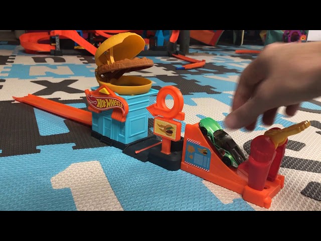 Mattel - Hot Wheels City Downtown Burger Drive-Thru 2022