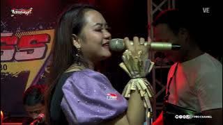 ERIKA SYAULINA DAN ELSA SAFITRI DI SIMPANG JALAN