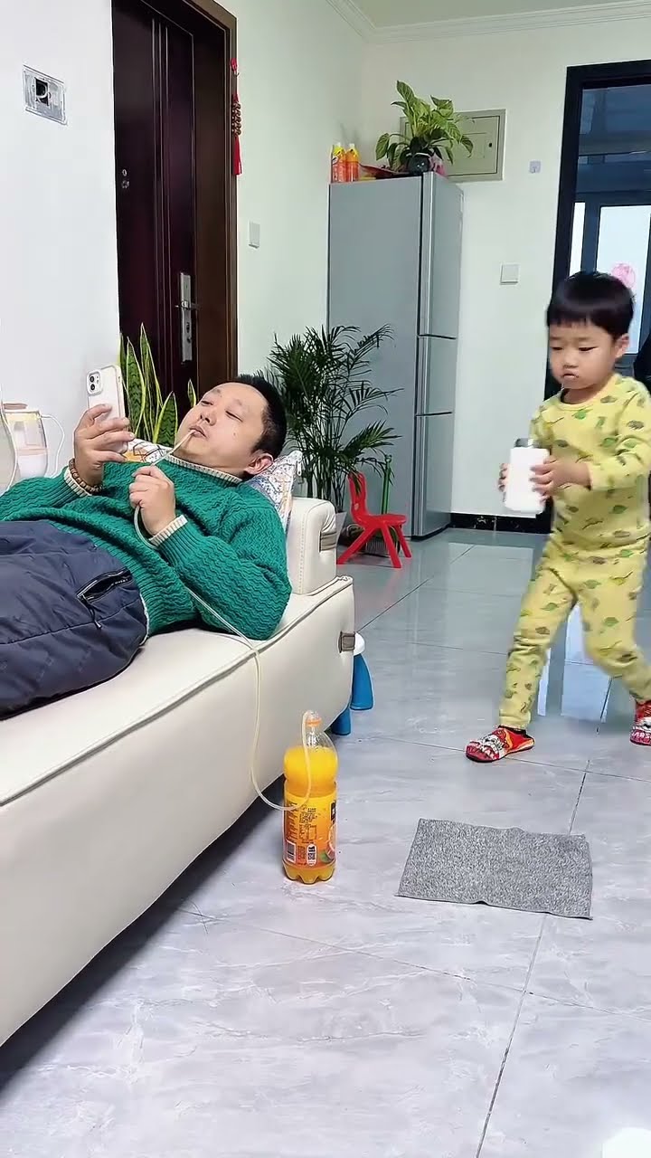 爸爸也太享受了，儿子都看不下去了！#Cute baby#Cute#呆萌小米宝#聪明宝宝#萌娃