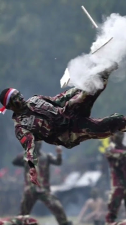 atraksi kopassus #tni #tnidihatirakyat #army #pasukangaruda