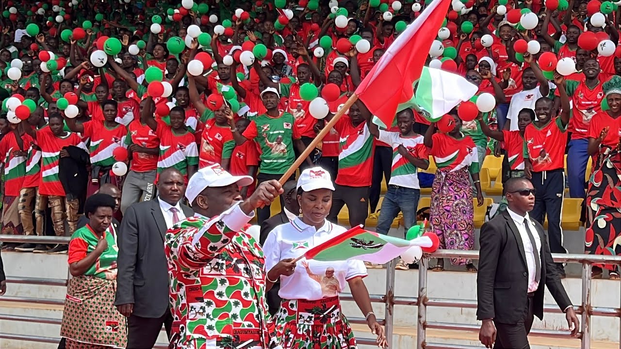 BURUNGA:Irabire ubuho uko Evariste Ndayishimiye n’umutambukanyi wiwe,Angeline Ndayishimiye bakiriwe