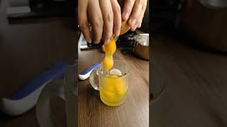 Realme 9 Pro Slow-Motion Cracked Egg With Yolk Falling