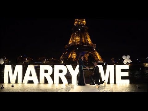 Super romantic marriage proposal in Paris