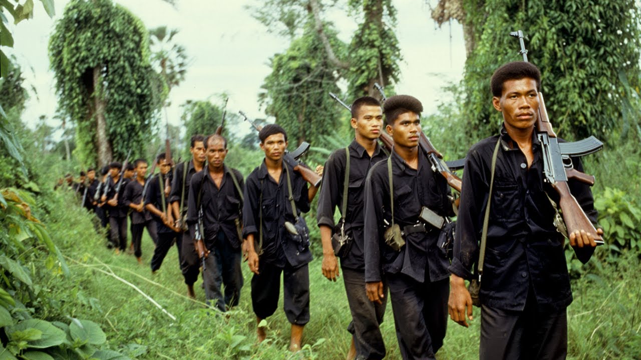 Thằng POLPOT đi đầu ngã xuống ... sau loạt trung liên !