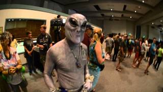 Alien from area 51 visits Roswell to watch costume contest