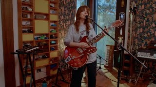 Angie McMahon - Letting Go (Treehouse Sessions)
