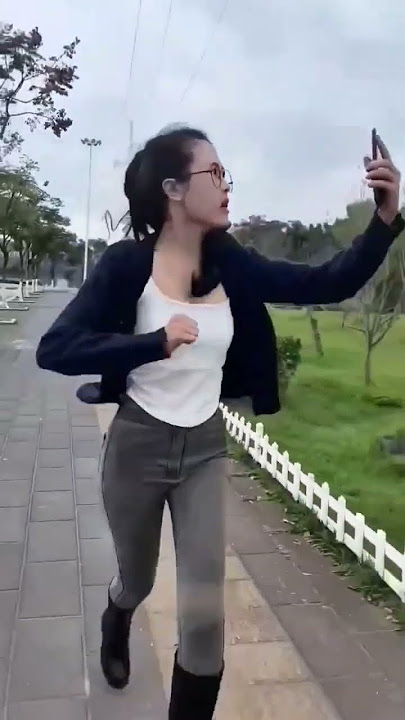 This girl's cellphone ran out of battery on her way to work #shorts #viralshorts