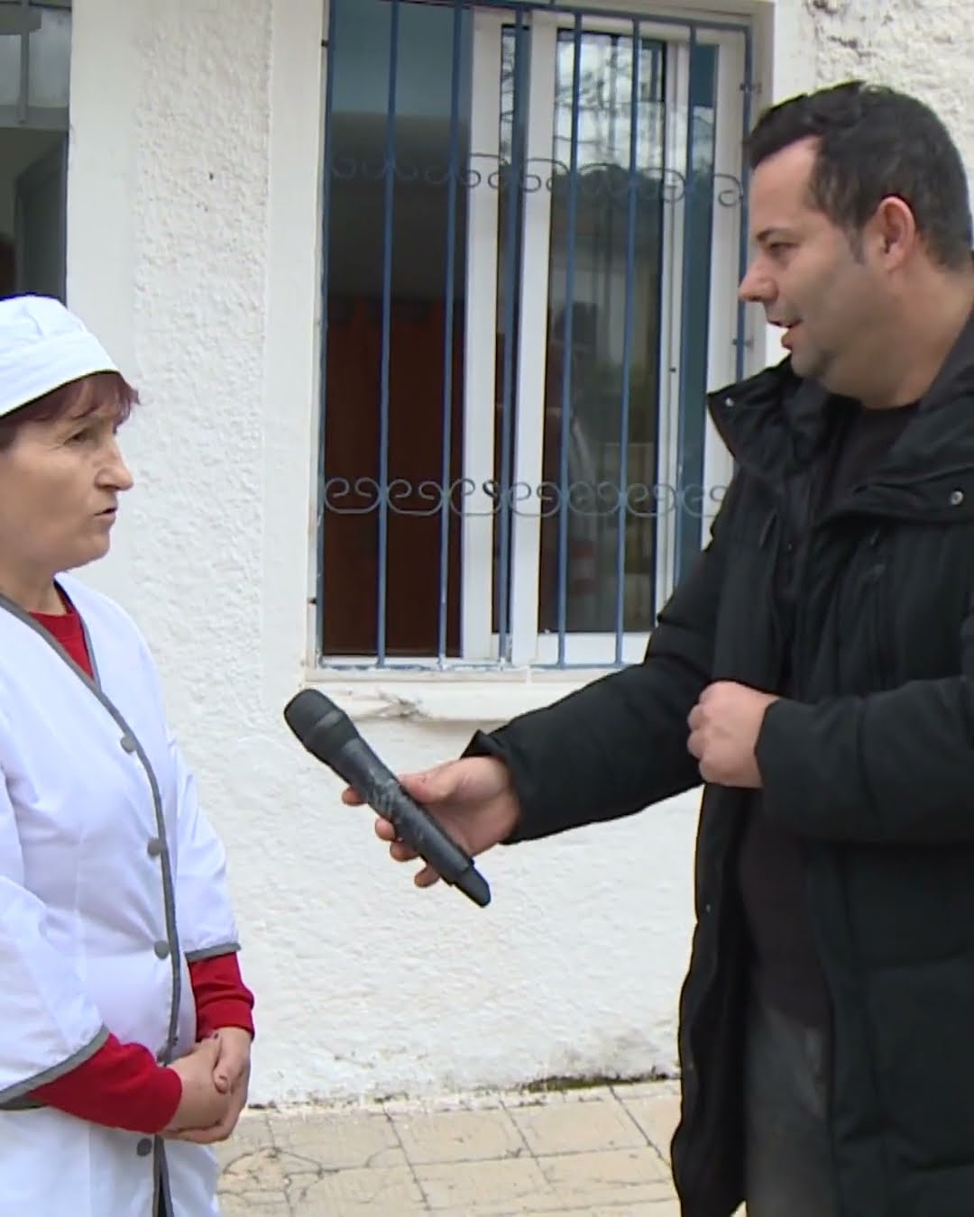 “Pa tenxhere dhe tepsi”, Fiksi dhe bizneset çojnë pajisje kuzhine në kopshtin e Delvinës - Fiks Fare