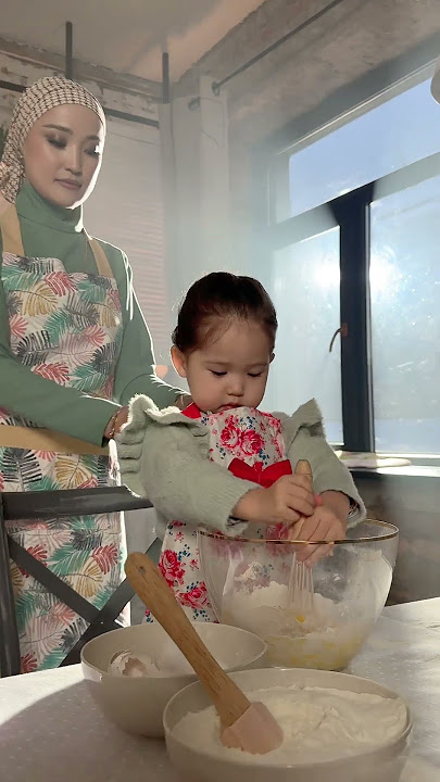 Порно сексуалды джинсы Интернетте стақандағы сперматозоидты ішу