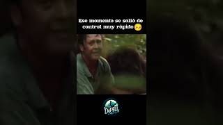 Orangután agarra del cuello a un investigador 😳 #animales #peligro