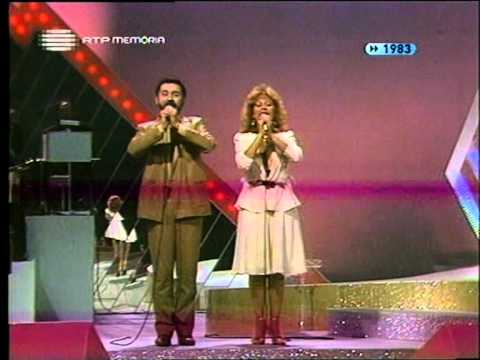 在 YouTube 上觀看「FC 1983: Cândida Branca Flor & Carlos Paião - "Vinho Do Porto (Vinho De Portugal)"」