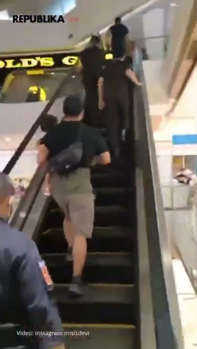 DIDUGA LECEHKAN ANAK KECIL, Pria Ini Diuber Didalam Mal #shorts